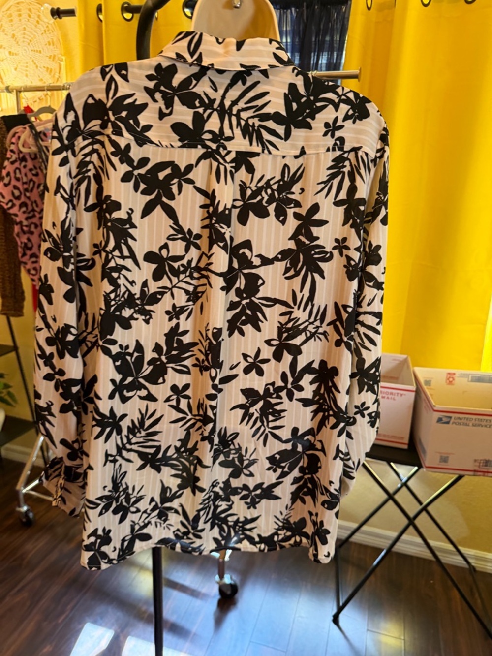 Apt. 9 Black & White Floral Button-Front Blouse Excellent Condition - Picture 7 of 10